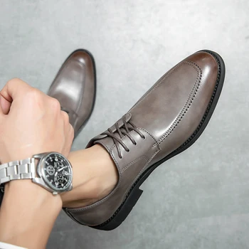 Луксозна марка ежедневни обувки с нисък ток 2024 Ново пристигане Кожени заострени пръсти Оксфордски обувки Мъже дантела нагоре стилни бизнес официални обувки