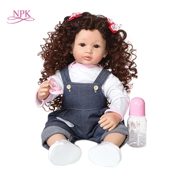 NPK 60CM прекрасно момиче Преродено малко дете Реалистична бебешка кукла Меко тяло къдрава коса мода момиче коледни подаръци